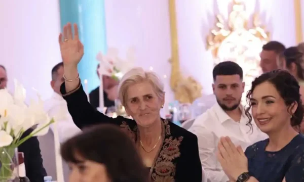 Fahrije Hoti a épousé le garçon, assiste au président Vjosa Osmani