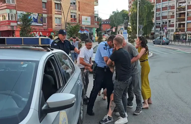 Polizia dettaglio l'arresto di due persone nel nord: Si pronuncia un biglietto, l'altro è proibito.