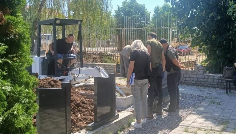 Durante gli scavi a Vushtrri, ci sono resti di mortaio presuntamente appartenenti a una persona scomparsa durante la guerra