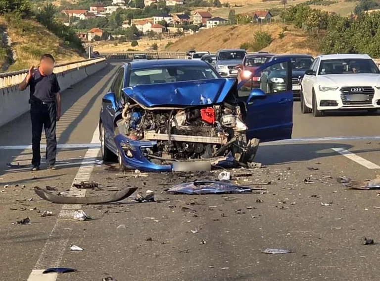 Un grave incidente tra un camion e un'auto sulla strada <x0...