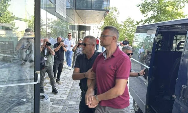 Con le mani legate, Igor Popovic si dirige verso la corte