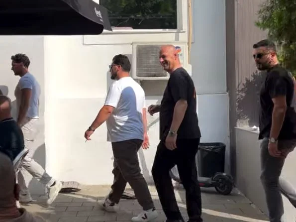 Ramiz Ladrovci arrive pour protester contre les injustices commises contre les anciens dirigeants de l'UCK à La Haye