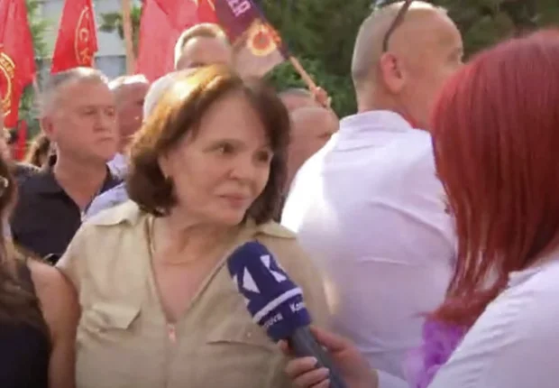 Jakup Krasniqi's wife speaks to the protest: I'm very excited, the people decide about rescuers.