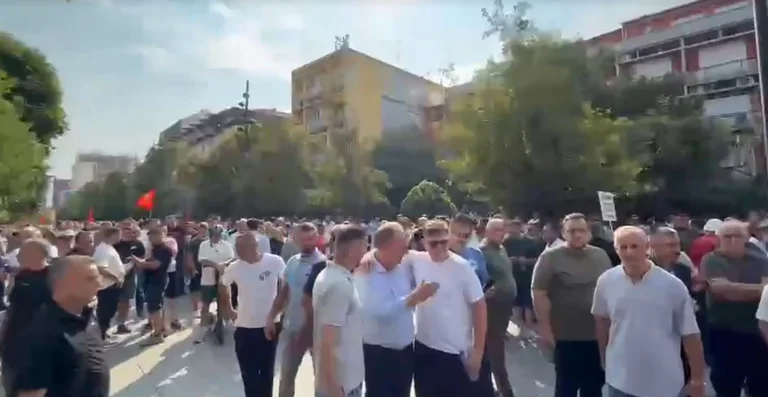 Fatmir Limaj se une a la protesta de veteranos