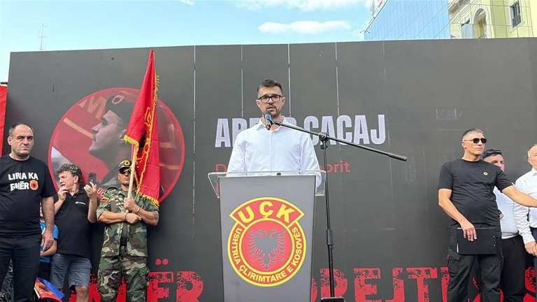 The witness's son with touching words in protest: If my father is a criminal, come tie my hands