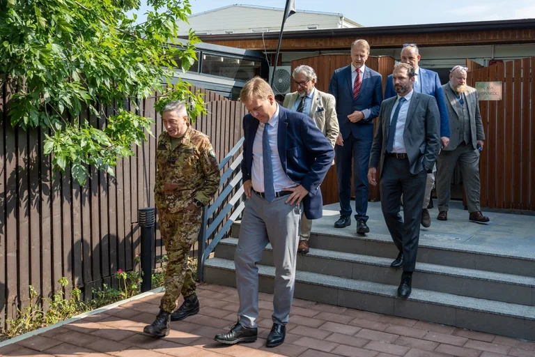 EU Dialog Emissar goes to KFOR Commander's office