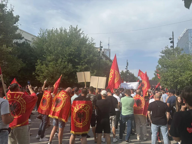 “Un raduno di manifestanti nella piazza contro l'ingiustizia nell'Aia inizia
