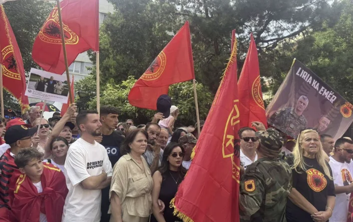 La moglie di Jakup Krasniqi in protesta contro l'ingiustizia alla Corte Speciale