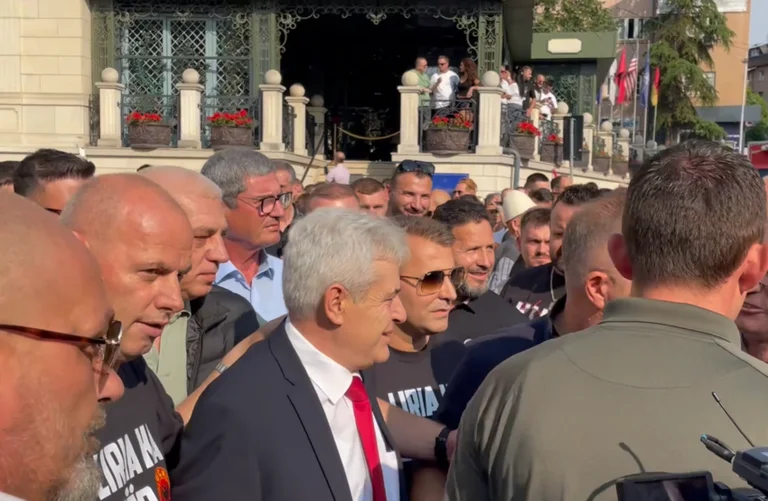 Ali Ahmeti kommt bei Protest, Seite bei Ramiz Ladrovcin