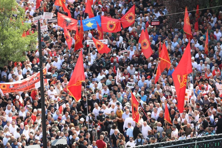 Les manifestations antispéciales commencent à Pristina