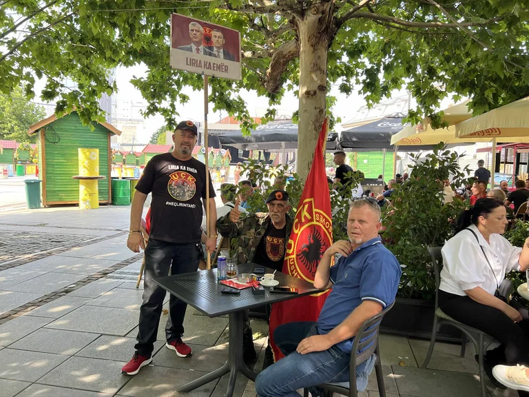 vétrani i KLA, Muhamed Kuka avec des amis à l'appui de l'ex-UCK et de dirigeants anti-spécials