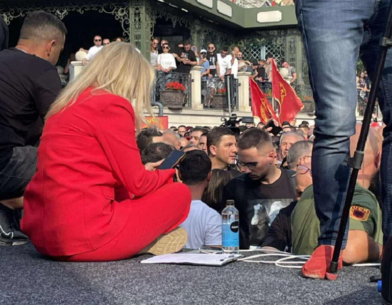 Memli Krasniqi accompagnato dal figlio di Jakup Krasniqi al timone della protesta anti-speciale