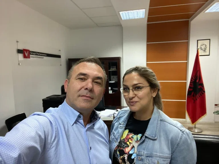 Shqipe Selimi zgjedh të hesht për protestën ndaj Gjykatës Speciale edhe pse bashkeshorti i saj është në paraburgim në Hagë