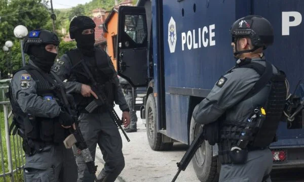 EU RACTIV: EU besorgt, sieht Polizeigewalt in Kosovo als “