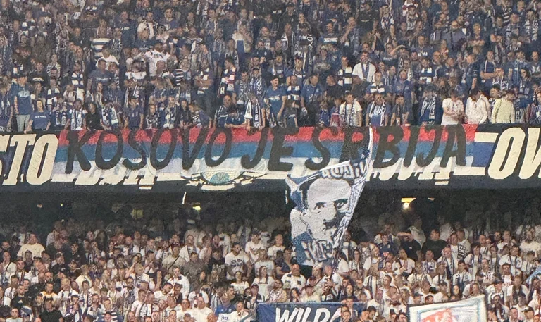 Grand scandale : les fans polonais présentent le Kosovo en Serbie, merci Crvena Zvezda