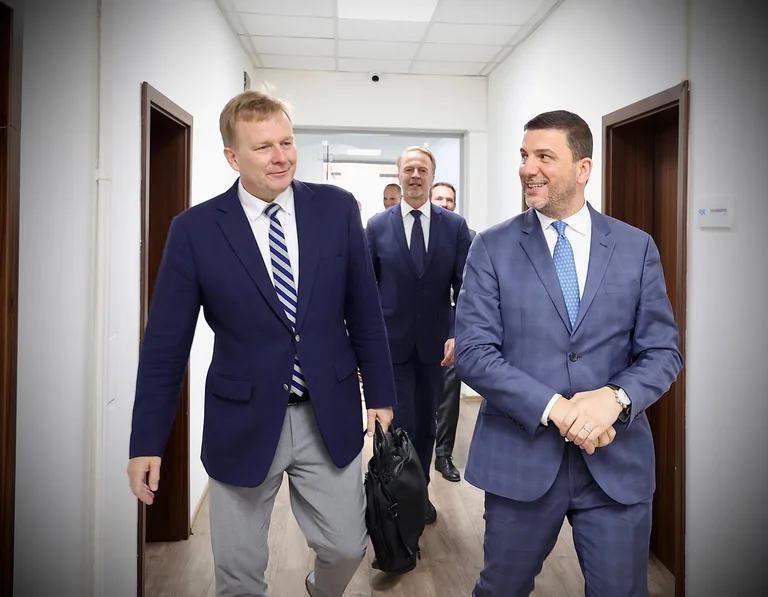 Krasniqi se reúne con Sorensen, insta a levantar medidas sobre Kosovo