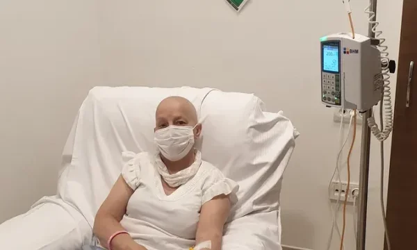 Der Mann bittet um dringende Hilfe für die ehemalige Krankenschwester Shahe Loshi, sagt er, dass er eine vitale Krebstherapie