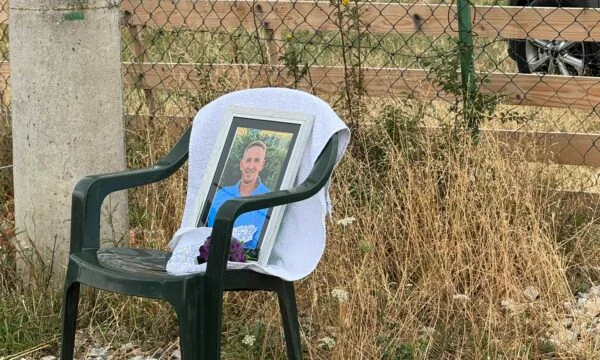 Hoy Enver Bayraktari está enterrado en un campo