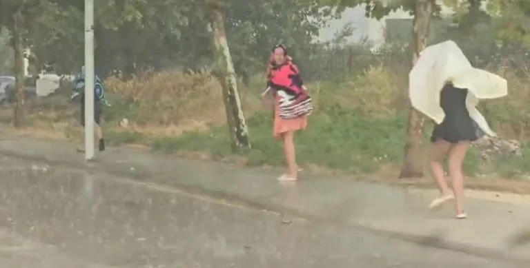 Vlora amid storm and rainfall, tourists flee from beaches