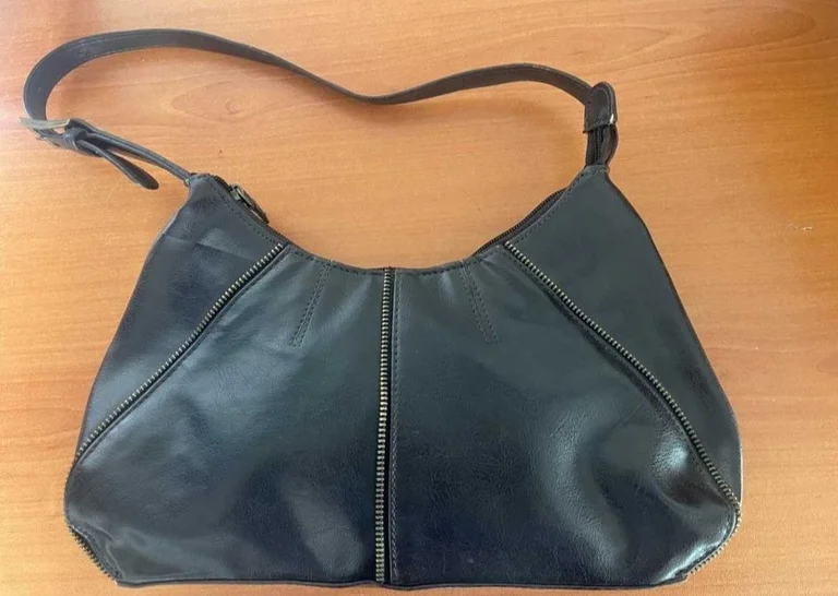 Bürger über die gefundene Tasche. Es gab keine Identifikation. Die Polizei sucht den Besitzer.