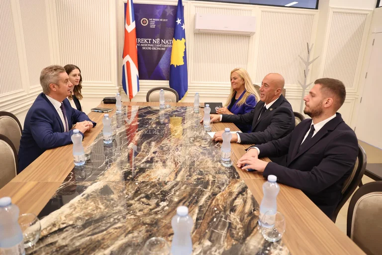Haradinaj meets with British ambassador: Crossing the blockade is an urgent need, awaiting clarity from Constitutional Court
