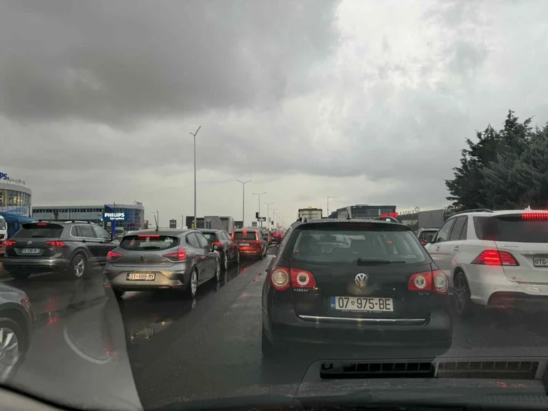 Loud cloud, kommt eine lange Spalte in einem Teil von Pristina-Ferizaj magistrates