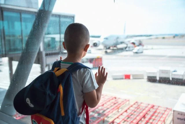 Eltern verlassen ihr 10 - Jahr - altes Kind am Flughafen Barcelona nach Ablauf mit Pässen