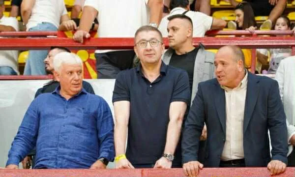Llamar a los albaneses significa que el primer ministro Mickoski estuvo presente en el salón.