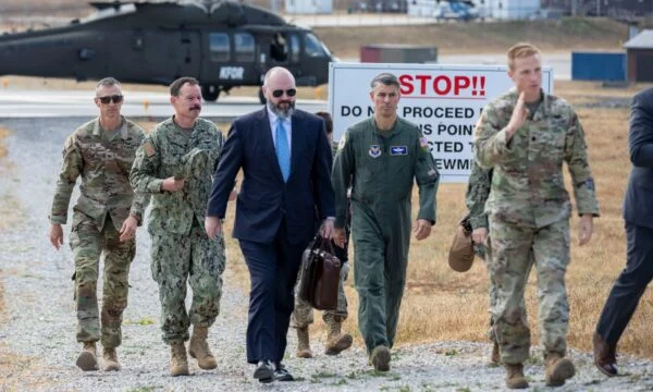 Die amerikanische Botschaft zu Besuch des amerikanischen Beamten: Unterstützung der Verteidigungspartnerschaft US-Kosovo