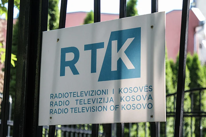 Pushteti po përgatit shkarkimin e Drejtorit Shkumbin Ahmetxhekaj për ta vendosur Adi Krastën në krye të RTK’së