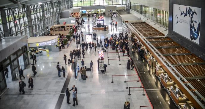 Beatdown am Flughafen Pristina, drei verhaftet