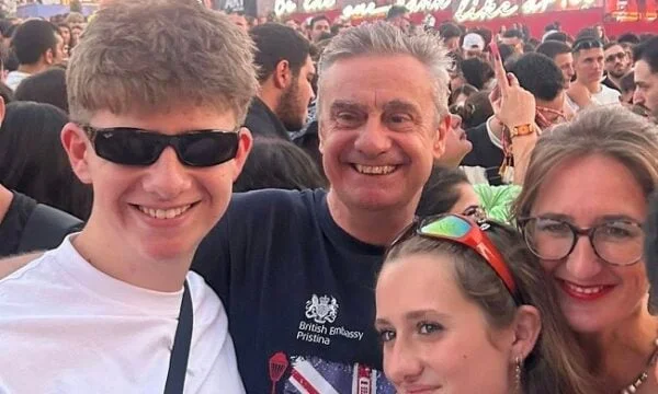 Ambasciatore britannico con moglie e bambini ieri sera è andato al Sunny Hill Festival: In attesa del secondo giorno.