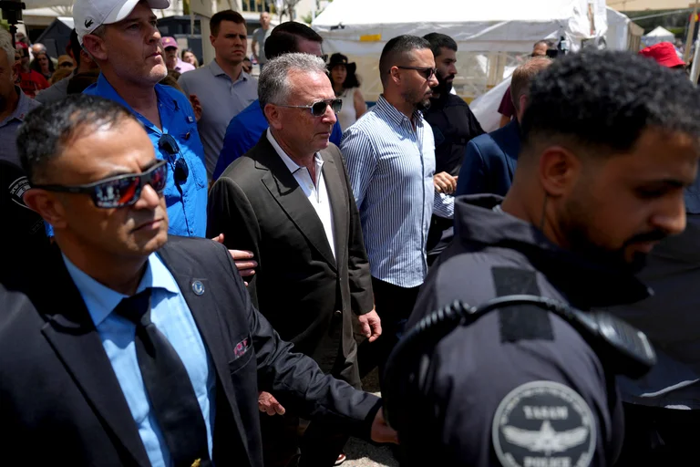 US-Präsident trifft israelische Geiselfamilien in Tel Aviv