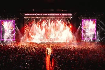 Vue impressionnante depuis la première nuit de Sunny Hill, des milliers de personnes suivent Je veux Lip sur un spectacle historique.