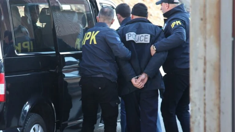 IPK arresta a un oficial de policía en Pristina, presuntamente atacó a su colega durante horas de trabajo