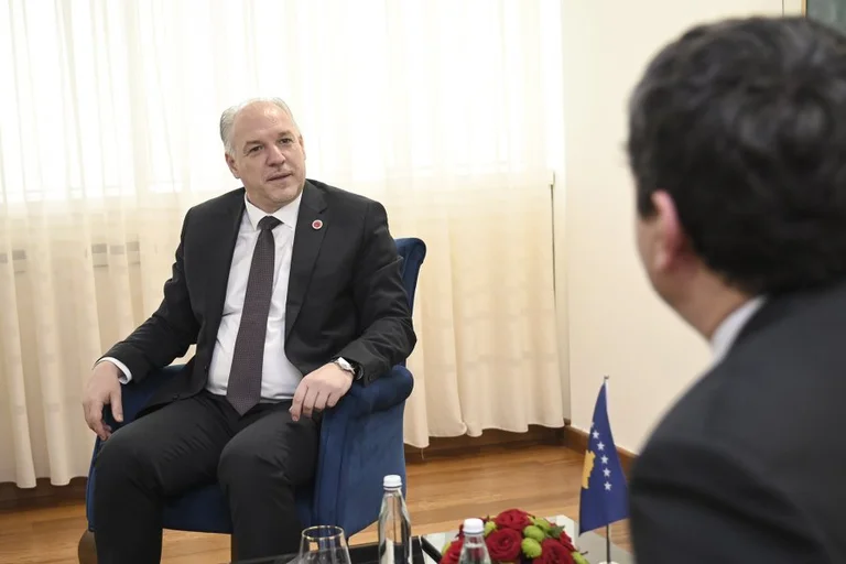 Kurtis Regierungschef setzt die MZR- Sekretärin aus, aber entlässt nicht, dass Minister Damka gemeinsam angeklagt wird
