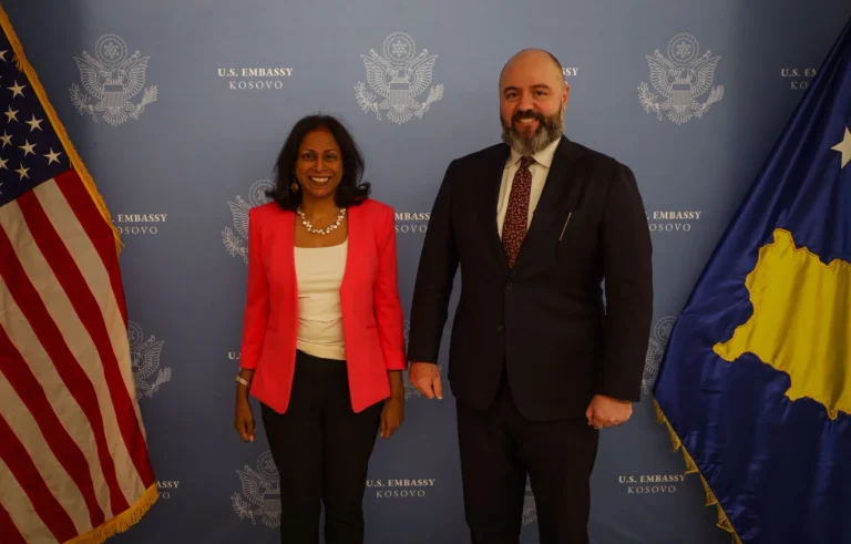 ♫ US-Außenminister der Verteidigung kommt zum Kosovo