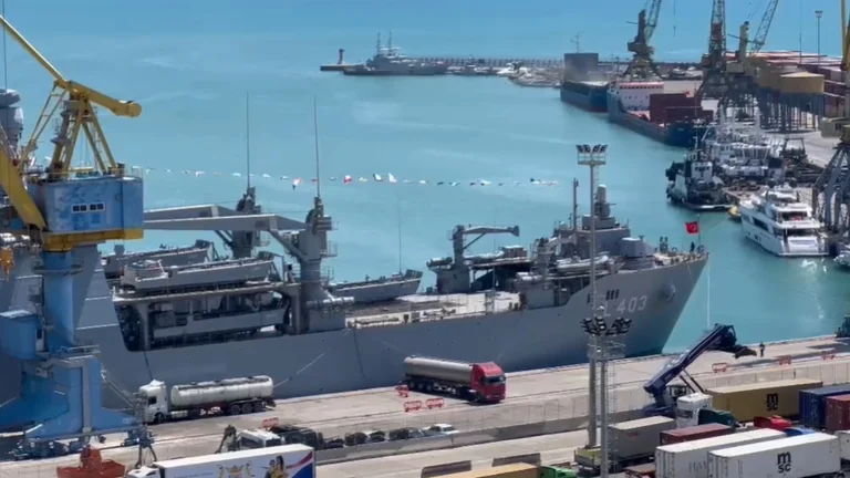 Le navire militaire turc arrive à Durres, visite sous mission de l'OTAN