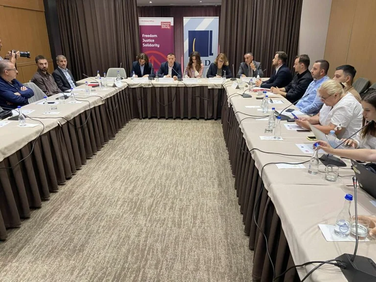 La rencontre entre les députés, “Power” parle de compromis, “pose” l'accuse de “states “ ”