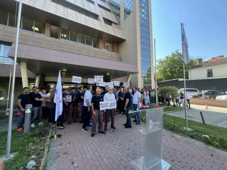 COSTT workers protest, demand salary increases