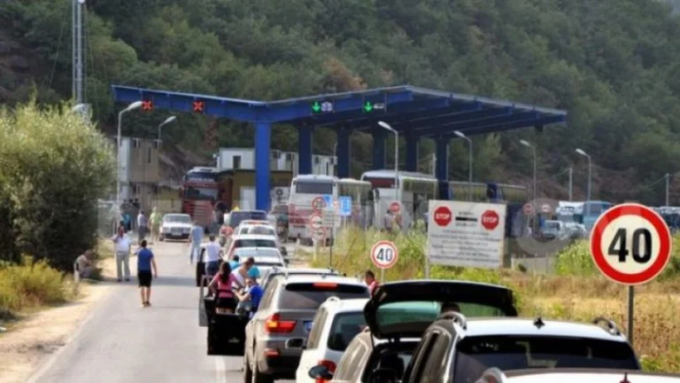 C'est le moment où les exilés attendent d'entrer au Kosovo.
