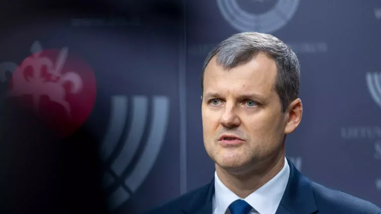El primer ministro de Lituania renuncia tras la presión por los vínculos comerciales con su cuñada
