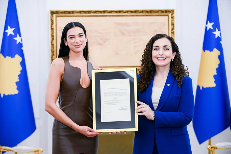 DIA LIPA accepts Kosovo Republic citizenship by president Osmani