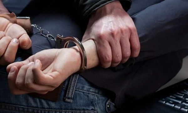 E mori një grua për të bashkëjetuar, arrestohet për dhunim një person në Obiliq