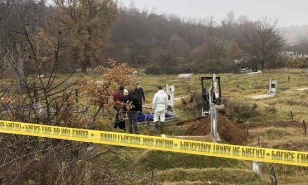 Des os d'homme découverts à Brecoc à Gjakova, qui auraient disparu pendant la guerre