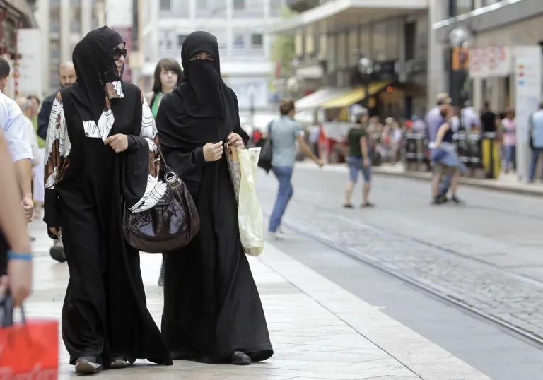 Er ging mit Niqab an die Öffentlichkeit, verurteilte Kosovar in der Schweiz