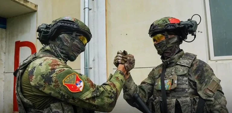Increíble formación: Especialistas serbios en China, Kosovo
