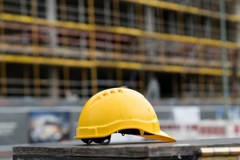 Un uomo di 40 anni di Drenas muore a Prizren, caduto dal tetto di un edificio dove stava lavorando