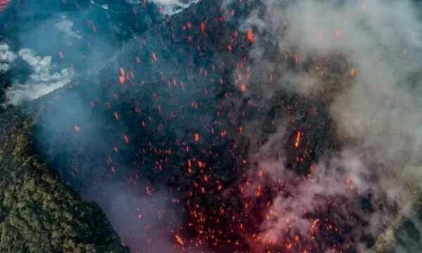 Después del poderoso terremoto, la erupción del volcán Klyuchevskey en Rusia