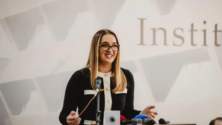Melisa Krasniqi es honrada con el premio <x0 confianzaOlive Degue madex1 confianza en el premio <x2 confianzaUlqi 2025 Feria del libro para los niños